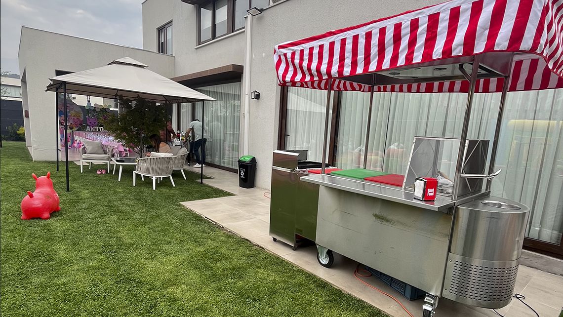 carrito de comida y hamburguesas y limitos para fiesta, aniversario cumpleaños, matrimonios y eventos